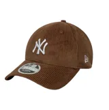 Gorra de visera curva New Era modelo 9Forty, confeccionada en corduroy color marrón, con logo de los New York Yankees bordado en blanco en el panel frontal y el logo de la marca en el lateral. Cuenta con tira ajustable en la parte posterior.
