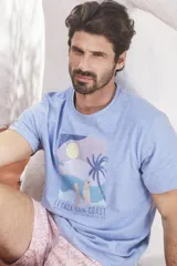 Remera celeste de manga corta con cuello redondo y estampado con motivos playeros.