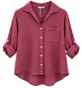 Camisa de lino color bordó con cuello camisero, cierre frontal de botones, bolsillo aplicado en el pecho y mangas largas arremangables con trabilla.