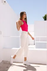 Pantalón blanco de corte recto y tiro alto.