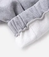 Buzo abierto con cierre frontal, confeccionado en tejido fleece color gris. Presenta capucha con borde de piel sintética, mangas largas con puños elásticos y bordado con lettering 'Clash' en el pecho.