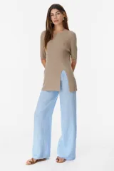 Remera de tejido de punto acanalado color verde, con cuello redondo, mangas cortas y tajo lateral en el frente.