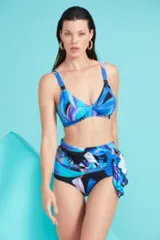Conjunto de bikini estampado con corpiño triangular con breteles regulables y bombacha de tiro alto con pareo incorporado.