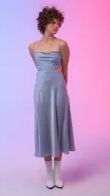 Vestido midi celeste de satén, con breteles finos y corte en la cintura.