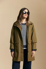 Pilot de largo medio color verde militar, con capucha integrada, cierre frontal oculto y bolsillos aplicados con tapa. Presenta un diseño de silueta recta y funcional.