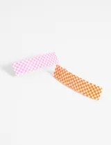 Set de dos broches rectangulares para el pelo con diseño a cuadros, uno rosa y blanco y otro naranja y blanco.