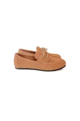 Mocasines de gamuza color tostado con lazo frontal decorativo y detalle de pasacintas laterales. Poseen suela flexible antideslizante.
