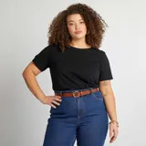 Camiseta negra de punto de manga corta con cuello redondo.