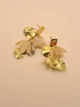 Aros colgantes con forma de hojas en color blanco y dorado, con base cuadrada dorada. Hechos a mano con plástico reciclado.