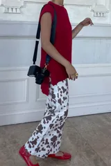 Pantalón de jean color beige con estampado de manchas marrones tipo vaca, de corte wide leg y tiro medio.