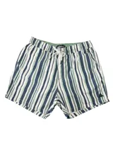 Short de baño celeste y azul con cintura elástica ajustable con cordón, dos bolsillos laterales y uno trasero. Confeccionado en tela ligera de secado rápido y logo bordado.