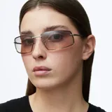 Lentes de sol rectangulares con montura metálica plateada y lentes con degradado de azul a beige. Presentan un diseño envolvente con patillas de acetato.