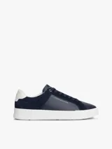 Zapatillas de tenis Tommy Hilfiger de corte bajo, confeccionadas en una combinación de piel nobuk y piel lisa en color azul marino. Presentan suela de goma blanca, cordones al tono y detalle de panel blanco en el talón con el logo de la marca.