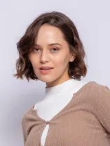 Top marrón de punto, manga larga y escote en V con cierre de dos botones. Incluye una remera blanca de cuello alto debajo.