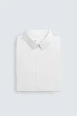 Camisa negra de corte slim fit, con cuello italiano y manga larga con puño abotonado. Cierre frontal de botonadura.