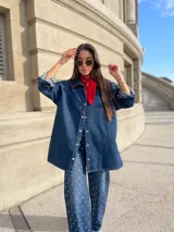 Sobrecamisa de jean azul con corte oversize.