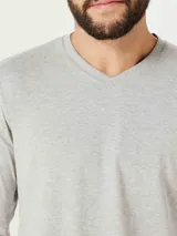 Camiseta unisex de manga larga color beige, con escote en V.