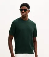Remera de manga corta para hombre, color verde oscuro, confeccionada en tricolina texturizada con cuello redondo.