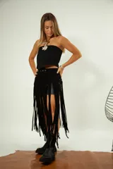 Cinto de cuero negro con flecos largos y hebilla metálica ajustable. Presenta detalles de tachas y argollas metálicas.