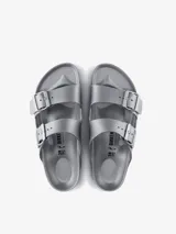 Sandalias Birkenstock Arizona EVA color gris plata, hechas de goma EVA, con dos correas ajustables con hebillas metálicas y plantilla anatómica.