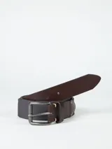 Cinturón gris oscuro con hebilla metálica plateada y detalles en cuero marrón.