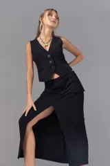 Falda midi negra con tajo lateral, bolsillos cargo y presillas para cinturón.