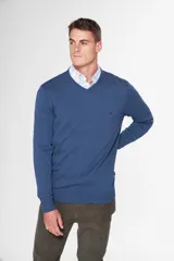 Sweater de hilo color borgoña, con cuello en V y logo bordado en el pecho.