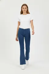 Calza tipo jean color azul, con diseño flare y calce medio.