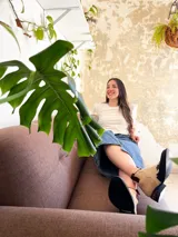 Falda midi de jean azul con abertura frontal y calce ajustado.