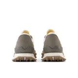 Championes New Balance unisex modelo XC-72, con capellada de gamuza gris y detalles en blanco y beige.