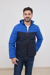 Campera capitoneada con capucha, con cambio de color tipo colorblock en verde militar y negro.