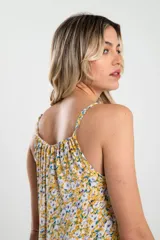 Blusa de tirantes con estampado floral y detalle de puntilla en el ruedo.