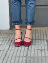 Pantalón largo azul con textura brillante y volados en el ruedo.