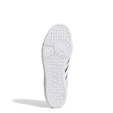 Championes urbanos Adidas modelo Hoops 4.0, de diseño inspirado en el básquet con caña baja. Presentan una base de cuero sintético negro con las icónicas tres tiras laterales en blanco y suela de goma blanca.