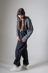 Pantalón cargo negro con cintura elástica, bolsillos laterales y ajuste con cordón en los tobillos.