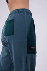 Pantalón de jogging azul con bolsillos laterales y cordón ajustable en la cintura.