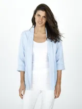 Blazer celeste con rayas verticales blancas, cuello smoking y mangas 3/4.