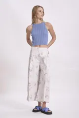 Top tejido de punto acanalado, color celeste claro, con cuello redondo y corte tipo musculosa.