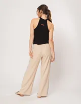 Pantalón palazzo color beige con cintura elastizada y dos franjas verticales en los laterales, una plateada y otra blanca.