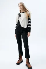 Pantalón chino color ocre de corte recto, con bolsillos ojal delanteros y aberturas en los tobillos.