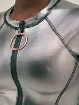 Enteriza plateada de manga larga confeccionada en neopreno, con cierre frontal y protección UV50.