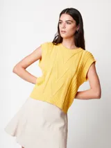 Chaleco de punto color verde lima con diseño de trenzas.