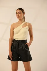 Body color crema de lycra de algodón, con bretel fino y corte asimétrico con abertura en el hombro.