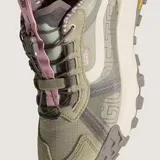 Championes Vans Crosspath Xc Gore-Tex Mte de diseño todoterreno en color verde oliva. Presentan sistema de ajuste rápido, entresuela de EVA UltraCush para mayor amortiguación y suela Vibram con compuesto XS Trek Evo para un agarre superior en diversos terrenos.