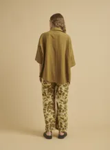 Camisa color ocre de manga 3/4 con botones.