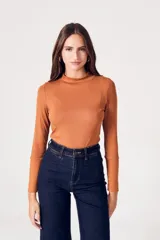 Polera color ocre de morley eco-vero, con cuello alto, manga larga y corte ajustado al cuerpo.