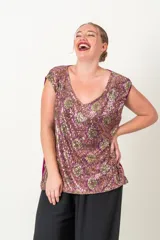 Blusa de fiesta con lentejuelas multicolores y escote en V.