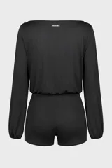 Mono corto de lycra color negro, con escote en V profundo y mangas largas amplias.