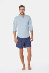 Short de baño liso color verde esmeralda, con cintura elástica y cordón ajustable.