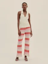 Pantalón tejido con diseño de ondas en tres colores. Presenta pequeños calados en líneas verticales que estilizan la silueta.